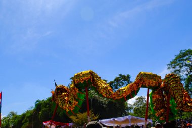 Bandung, Batı Cava, Endonezya - 17 Ağustos 2023: Endonezya 'nın 78. bağımsızlık günü festivalinde çeşitli kostüm ve dekorasyonlar, konvoylar ve hareketli kalabalıklar.