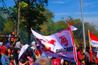 Bandung, Batı Cava, Endonezya - 17 Ağustos 2023: Endonezya 'nın 78. bağımsızlık günü festivalinde çeşitli kostüm ve dekorasyonlar, konvoylar ve hareketli kalabalıklar.