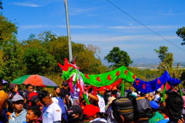 Bandung, Batı Cava, Endonezya - 17 Ağustos 2023: Endonezya 'nın 78. Bağımsızlık Günü Festivali' ne katılan kalabalık. Ana cadde boyunca kostüm gösterisi