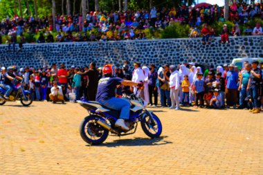 Bandung, Batı Cava, Endonezya - 17 Ağustos 2023: Endonezya 'nın 78. bağımsızlık günü anısına motosiklet turları, motosiklet ve hareketli bir kalabalık.