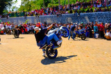 Bandung, Batı Cava, Endonezya - 17 Ağustos 2023: Endonezya 'nın 78. bağımsızlık günü anısına motosiklet turları, motosiklet ve hareketli bir kalabalık.