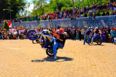 Bandung, Batı Cava, Endonezya - 17 Ağustos 2023: Endonezya 'nın 78. bağımsızlık günü anısına motosiklet turları, motosiklet ve hareketli bir kalabalık.