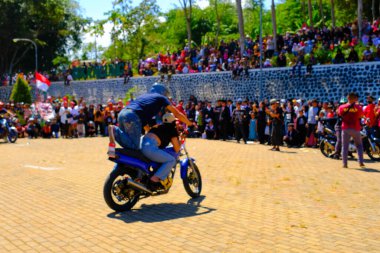 Bandung, Batı Cava, Endonezya - 17 Ağustos 2023: Endonezya 'nın 78. bağımsızlık günü anısına motosiklet turları, motosiklet ve hareketli bir kalabalık.