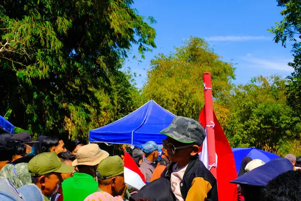 Bandung, Batı Cava, Endonezya - 17 Ağustos 2023: Endonezya 'nın 78. Bağımsızlık Günü Festivali' ne katılan kalabalık. Ana cadde boyunca kostüm gösterisi