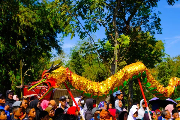 Bandung, Batı Cava, Endonezya - 17 Ağustos 2023: Endonezya 'nın 78. Bağımsızlık Günü Festivali' nde canlı bir kalabalık, cadde boyunca canlı bir kalabalıkla kostüm gösterileri.