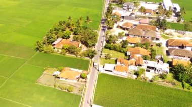 Drone Görüntüleri. Pangradinan Dağı 'nın yamaçlarında uzun bir kır yolunun havadan çekilmiş görüntüleri. Bandung City 'nin kenar mahallelerinin manzarası. Yüksek Kalite 4K Videolar