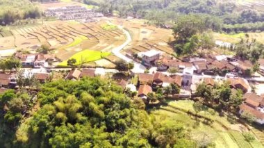 Drone Görüntüleri. Pangradinan Dağı etrafındaki yerleşim alanlarının hava görüntüsü. Bandung City 'nin kenar mahallelerinin manzarası. Yüksek Kalite 4K Videolar