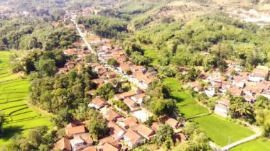 Drone Görüntüleri. Pangradinan Dağı etrafındaki yerleşim alanlarının hava görüntüsü. Bandung City 'nin kenar mahallelerinin manzarası. Yüksek Kalite 4K Videolar