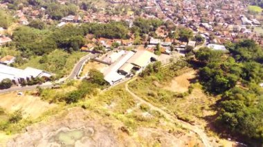 Drone Görüntüleri. Pangradinan Dağı etrafındaki yerleşim alanlarının hava görüntüsü. Bandung City 'nin kenar mahallelerinin manzarası. Yüksek Kalite 4K Videolar