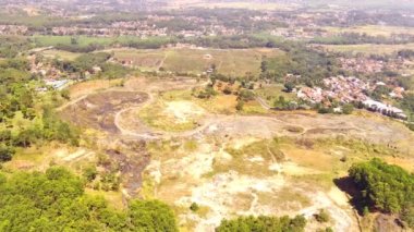 Drone Görüntüleri. İnşaat arazisi için Pangradinan Dağı 'nın taranmış yamaçlarının havadan çekilmiş görüntüleri. Bandung City 'nin kenar mahallelerinin manzarası. Yüksek Kalite 4K Videolar