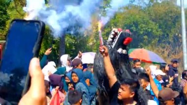 Bandung, Batı Cava, Endonezya - 17 Ağustos 2023: Endonezya 'nın 78. Bağımsızlık Günü Festivali' nde canlı bir kalabalık, cadde boyunca kostümlü gösteriler. Yüksek Kalite 4K Videolar