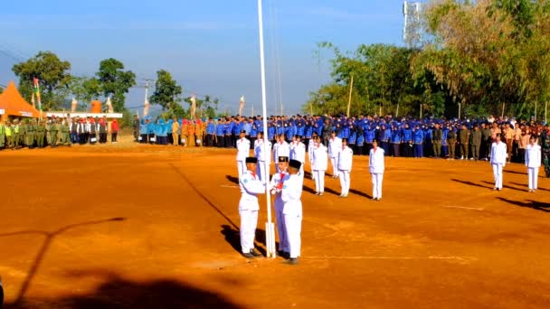웨스트 인도네시아 2023년 17일 인도네시아의 78번째 기념일의 깃발을 올리는 군대에 — 비디오