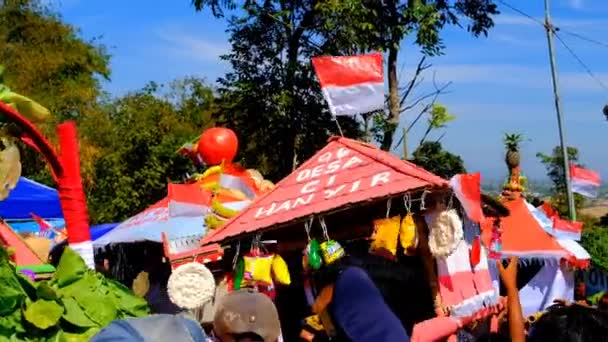 バンドン 西ジャワ インドネシア 2023年8月17日 インドネシアの78回目の独立記念日フェスティバルで活気に満ちた群衆 活気に満ちた群衆とストリート沿いの衣装公演 高品質4Kビデオ — ストック動画