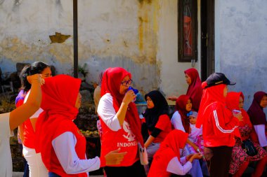 Bandung, Batı Cava, Endonezya - 17 Ağustos 2023: Endonezya 'nın 78. bağımsızlık gününü kutlayan annelerin mutluluk ifadeleri, eğlenceli ve ferahlatıcı bir kutlama.