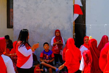 Bandung, Batı Cava, Endonezya - 17 Ağustos 2023: Endonezya 'nın 78. bağımsızlık gününü kutlayan annelerin mutluluk ifadeleri, eğlenceli ve ferahlatıcı bir kutlama.