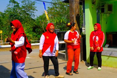 Bandung, Batı Cava, Endonezya - 17 Ağustos 2023: Endonezya 'nın 78. bağımsızlık gününü kutlayan annelerin mutluluk ifadeleri, eğlenceli ve ferahlatıcı bir kutlama.