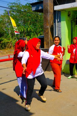 Bandung, Batı Cava, Endonezya - 17 Ağustos 2023: Endonezya 'nın 78. bağımsızlık gününü kutlayan annelerin mutluluk ifadeleri, eğlenceli ve ferahlatıcı bir kutlama.