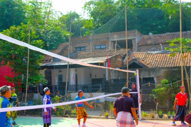 Bandung, Batı Cava, Endonezya - 17 Ağustos 2023: Bir grup orta yaşlı adam Endonezya 'nın 78. bağımsızlık günü, eğlenceli ve ferahlatıcı bir yarışma için voleybol müsabakası düzenliyorlar.