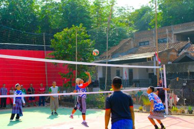 Bandung, Batı Cava, Endonezya - 17 Ağustos 2023: Bir grup orta yaşlı adam Endonezya 'nın 78. bağımsızlık günü, eğlenceli ve ferahlatıcı bir yarışma için voleybol müsabakası düzenliyorlar.