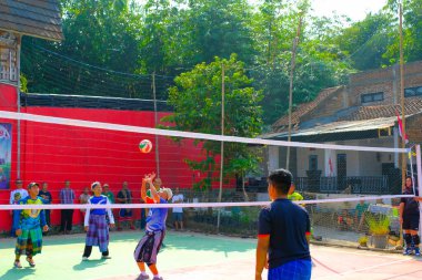 Bandung, Batı Cava, Endonezya - 17 Ağustos 2023: Bir grup orta yaşlı adam Endonezya 'nın 78. bağımsızlık günü, eğlenceli ve ferahlatıcı bir yarışma için voleybol müsabakası düzenliyorlar.