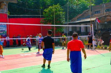 Bandung, Batı Java, Endonezya - 17 Ağustos 2023: Endonezya 'nın 78. bağımsızlık gününü anmak için orta yaşlı erkekler arasında voleybol müsabakası, eğlenceli ve ferahlatıcı bir yarışma.