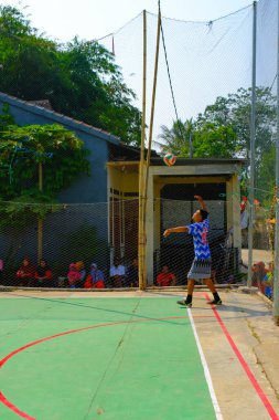 Bandung, Batı Java, Endonezya - 17 Ağustos 2023: Endonezya 'nın 78. bağımsızlık gününü anmak için orta yaşlı erkekler arasında voleybol müsabakası, eğlenceli ve ferahlatıcı bir yarışma.