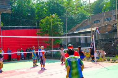 Bandung, Batı Java, Endonezya - 17 Ağustos 2023: Endonezya 'nın 78. bağımsızlık gününü anmak için orta yaşlı erkekler arasında voleybol müsabakası, eğlenceli ve ferahlatıcı bir yarışma.