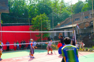 Bandung, Batı Java, Endonezya - 17 Ağustos 2023: Endonezya 'nın 78. bağımsızlık gününü anmak için orta yaşlı erkekler arasında voleybol müsabakası, eğlenceli ve ferahlatıcı bir yarışma.