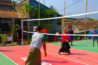 Bandung, Batı Java, Endonezya - 17 Ağustos 2023: Endonezya 'nın 78. bağımsızlık gününü anmak için orta yaşlı erkekler arasında voleybol müsabakası, eğlenceli ve ferahlatıcı bir yarışma.
