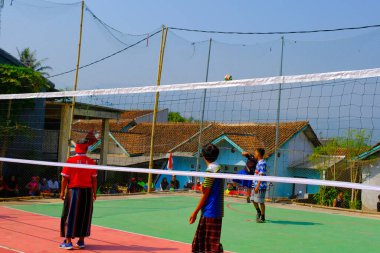 Bandung, Batı Java, Endonezya - 17 Ağustos 2023: Endonezya 'nın 78. bağımsızlık gününü anmak için orta yaşlı erkekler arasında voleybol müsabakası, eğlenceli ve ferahlatıcı bir yarışma.