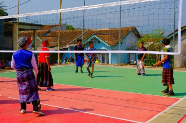 Bandung, Batı Java, Endonezya - 17 Ağustos 2023: Endonezya 'nın 78. bağımsızlık gününü anmak için orta yaşlı erkekler arasında voleybol müsabakası, eğlenceli ve ferahlatıcı bir yarışma.