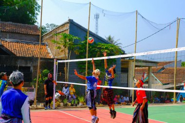 Bandung, Batı Java, Endonezya - 17 Ağustos 2023: Endonezya 'nın 78. bağımsızlık gününü anmak için orta yaşlı erkekler arasında voleybol müsabakası, eğlenceli ve ferahlatıcı bir yarışma.