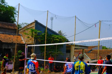 Bandung, Batı Java, Endonezya - 17 Ağustos 2023: Erkekler arasında voleybol sahasındaki 78. bağımsızlık gününü anmak için açık hava voleybol müsabakası.
