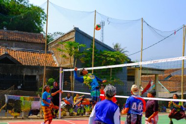 Bandung, Batı Java, Endonezya - 17 Ağustos 2023: Erkekler arasında voleybol sahasındaki 78. bağımsızlık gününü anmak için açık hava voleybol müsabakası.