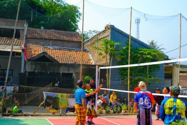Bandung, Batı Java, Endonezya - 17 Ağustos 2023: Endonezya 'nın 78. bağımsızlık gününü anmak için orta yaşlı erkekler arasında voleybol müsabakası, eğlenceli ve ferahlatıcı bir yarışma.