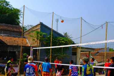 Bandung, Batı Java, Endonezya - 17 Ağustos 2023: Erkekler arasında voleybol sahasındaki 78. bağımsızlık gününü anmak için açık hava voleybol müsabakası.