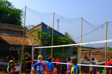 Bandung, Batı Java, Endonezya - 17 Ağustos 2023: Erkekler arasında voleybol sahasındaki 78. bağımsızlık gününü anmak için açık hava voleybol müsabakası.