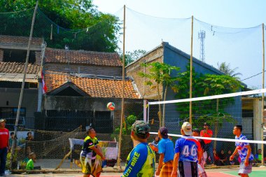 Bandung, Batı Java, Endonezya - 17 Ağustos 2023: Erkekler arasında voleybol sahasındaki 78. bağımsızlık gününü anmak için açık hava voleybol müsabakası.