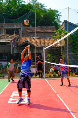 Bandung, Batı Java, Endonezya - 17 Ağustos 2023: Erkekler arasında voleybol sahasındaki 78. bağımsızlık gününü anmak için açık hava voleybol müsabakası.