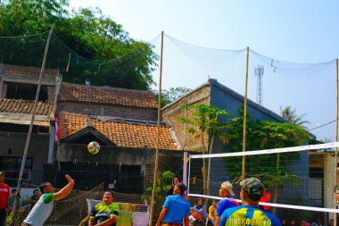 Bandung, Batı Java, Endonezya - 17 Ağustos 2023: Erkekler arasında voleybol sahasındaki 78. bağımsızlık gününü anmak için açık hava voleybol müsabakası.