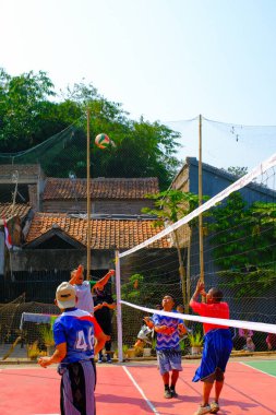 Bandung, Batı Java, Endonezya - 17 Ağustos 2023: Erkekler arasında voleybol sahasındaki 78. bağımsızlık gününü anmak için açık hava voleybol müsabakası.