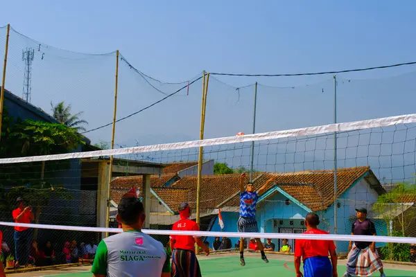 Bandung, Batı Java, Endonezya - 17 Ağustos 2023: Endonezya 'nın 78. bağımsızlık gününü anmak için orta yaşlı erkekler arasında voleybol müsabakası, eğlenceli ve ferahlatıcı bir yarışma.