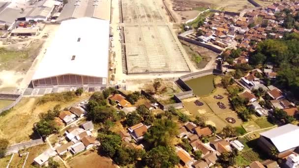 工厂正在建设中 工人们正在万隆市边缘建造的一座工厂的空中无人机录像 无人机4K视频 — 图库视频影像