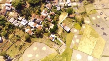 Şehrin kıyısındaki bir yerleşim bölgesinin üst görüntüsü. Bandung şehrinin kıyısındaki yoğun nüfuslu bir yerleşim bölgesinin insansız hava aracı görüntüleri. Dronlar 4K Videolar