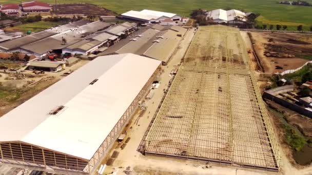 建設中の工場 バンドン市の端の労働者によって建設された工場の航空無人機の映像 ドローン — ストック動画