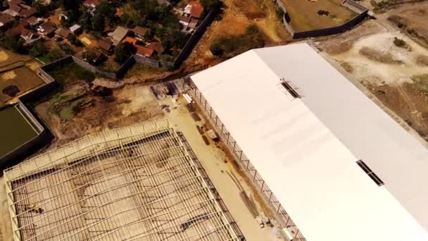 建設中の工場 バンドン市の端の労働者によって建設された工場の航空無人機の映像 ドローン — ストック動画