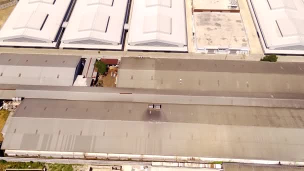 对纺织厂的俯瞰 位于万隆市边缘的工厂大楼 废物储存 仓库和重型设备的无人驾驶飞机镜头 无人机4K视频 — 图库视频影像
