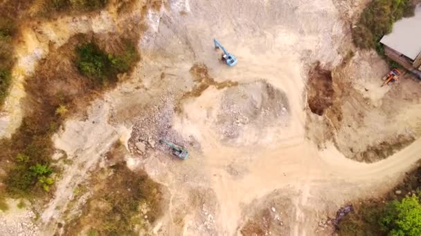 パンラディナン山鉱業はバンドン市の端に位置しています 重機による土壌 岩の掘削と掘削 トラックで輸送された航空機の映像 高品質 ビデオ — ストック動画