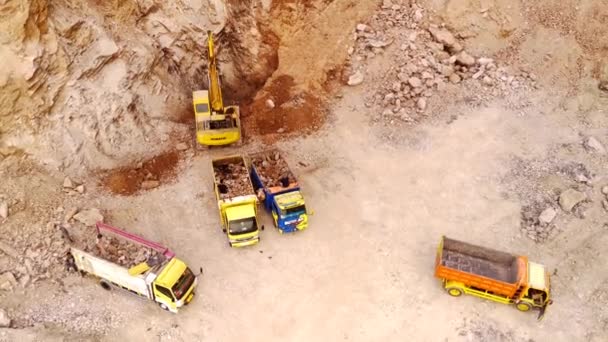 Pangradinan 기업은 가장자리에 있습니다 무거운 장비에 바위의 발굴의 비디오 트럭에 — 비디오
