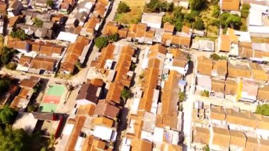 Cikancung, Bandung, Endonezya 'daki bir yerleşim bölgesinden geçen mükemmel bir hava görüntüsü. Sabahın köründe yoğun konutların insansız hava aracı görüntüsü. 4K çözünürlükte uçan bir İHA 'dan ateşlenmiş.